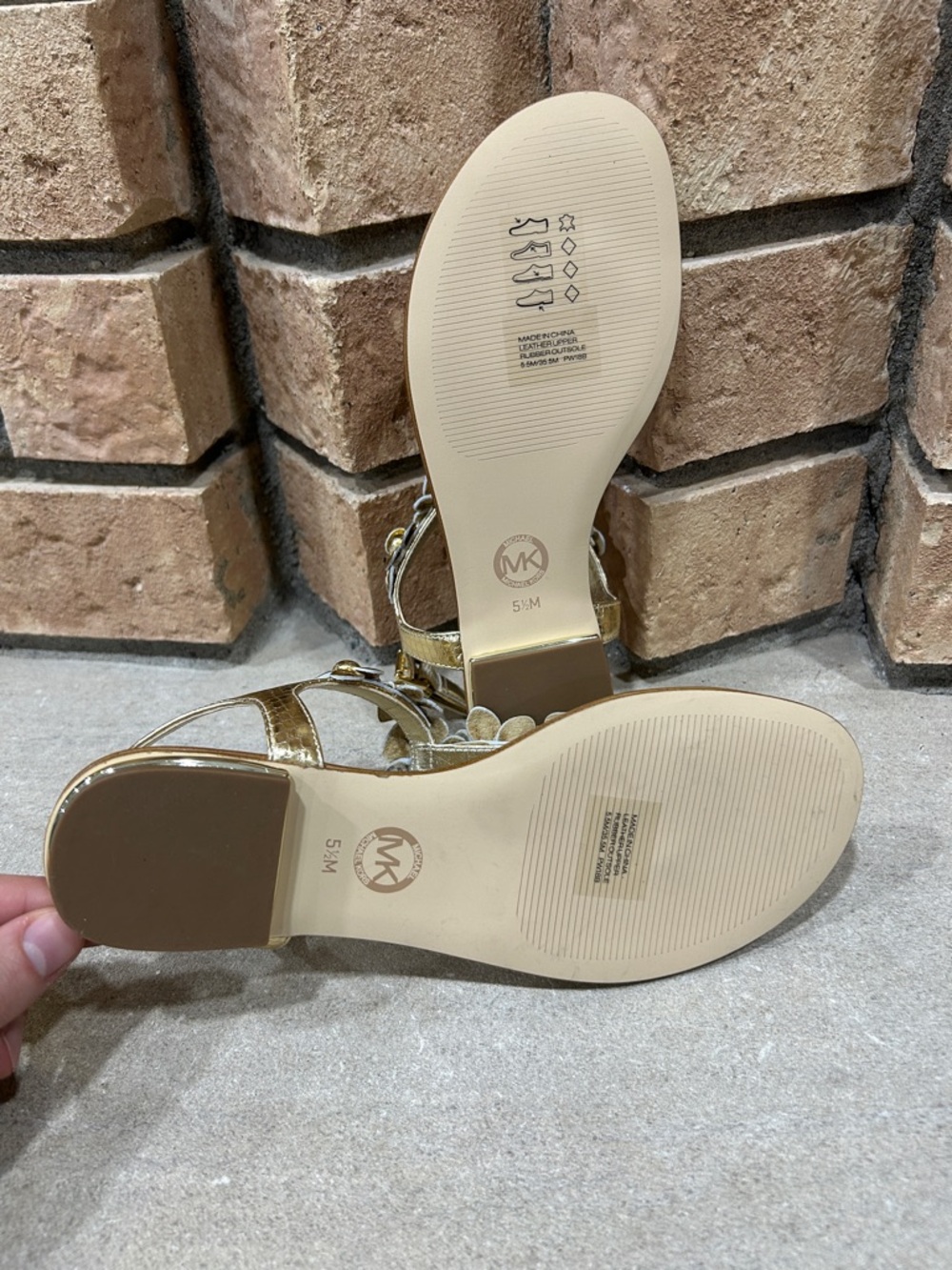 NWOT Michael Kors Sandal Gold Leather Thong Soft Gold Floral Women’s Size 5.5 - Picture 5 of 5